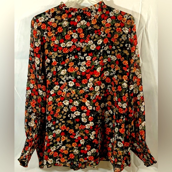 EUC T Tahari ruffle front blouse. 1X - Picture 14 of 14